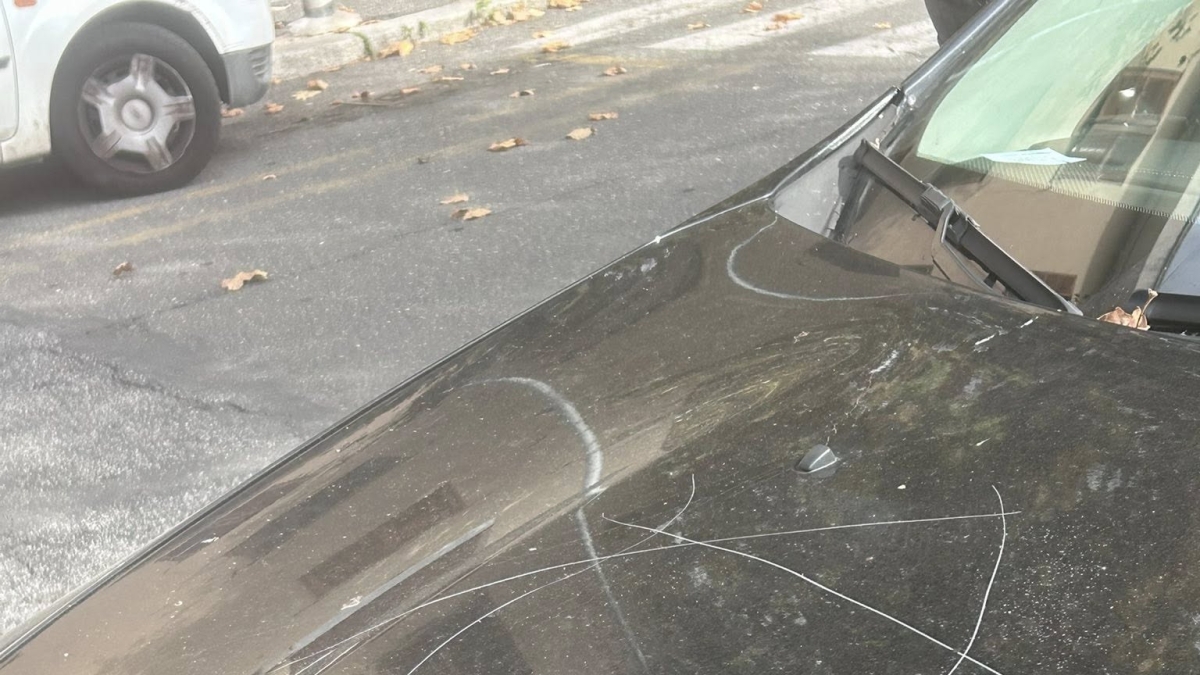Fiumicino, gomme squarciate e stella di David sul cofano: atto intimidatorio contro una sindacalista Unione Inquilini