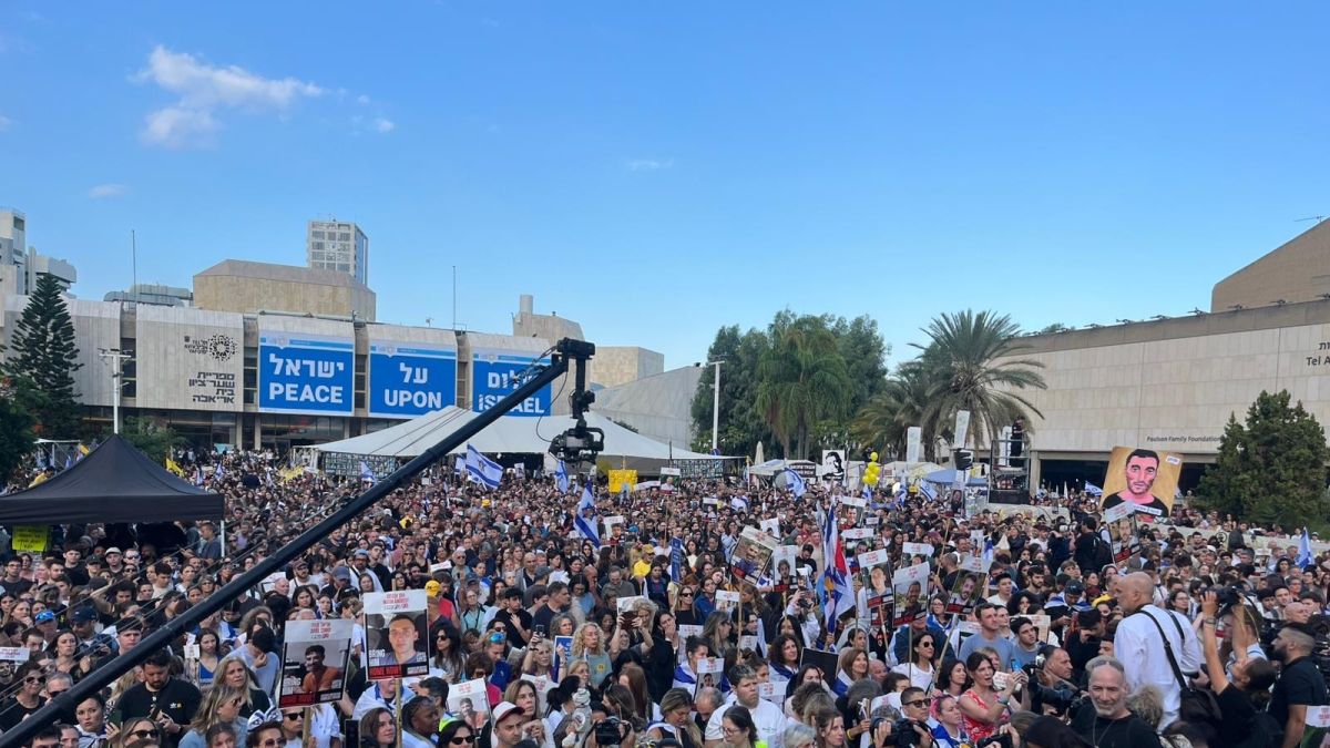 Israele, liberati i primi sette ostaggi. Gli altri saranno consegnati alle 9 a sud di Gaza. L