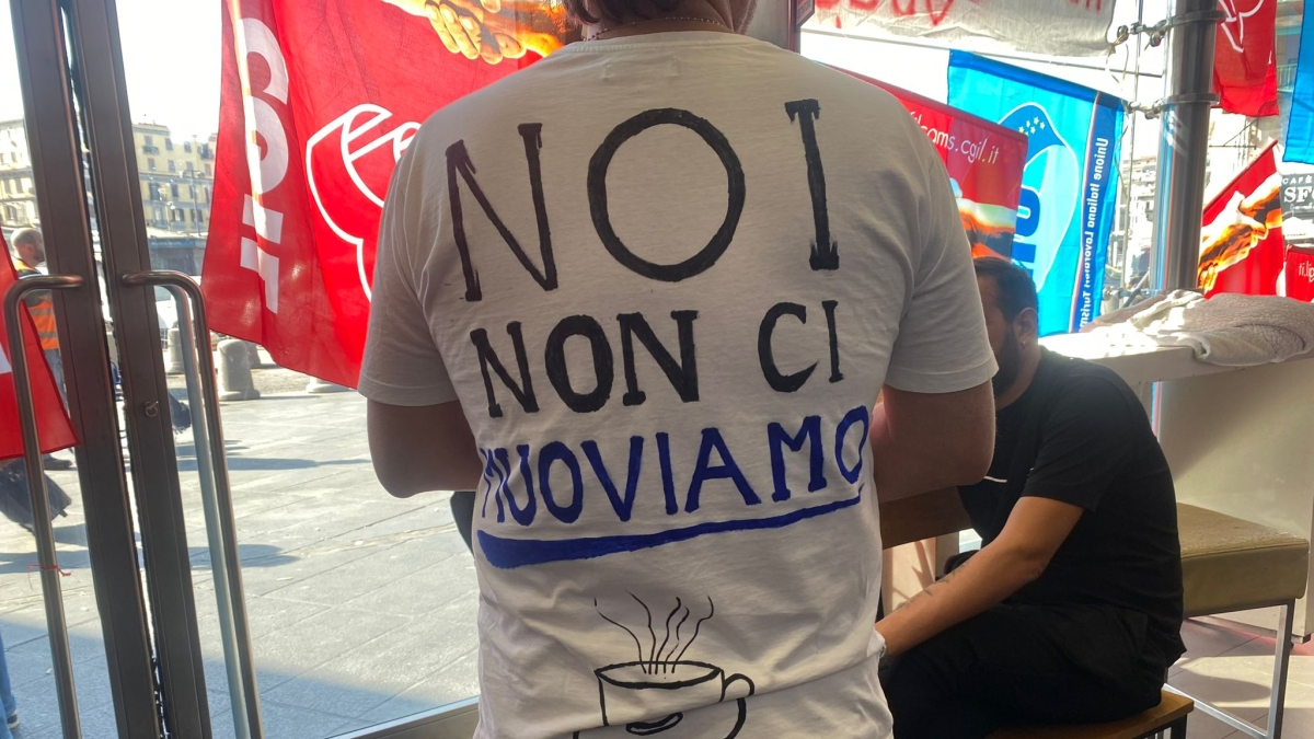 Napoli, chiude Burger King alla stazione Garibaldi, licenziati i 30 dipendenti: «Ci hanno chiesto le chiavi, ma non andremo via»
