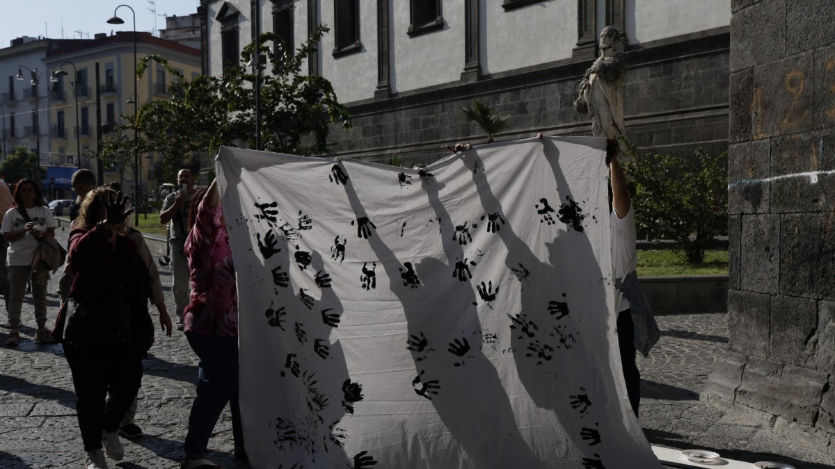 Stop alla violenza, flash mob dei residenti a Porta Capuana