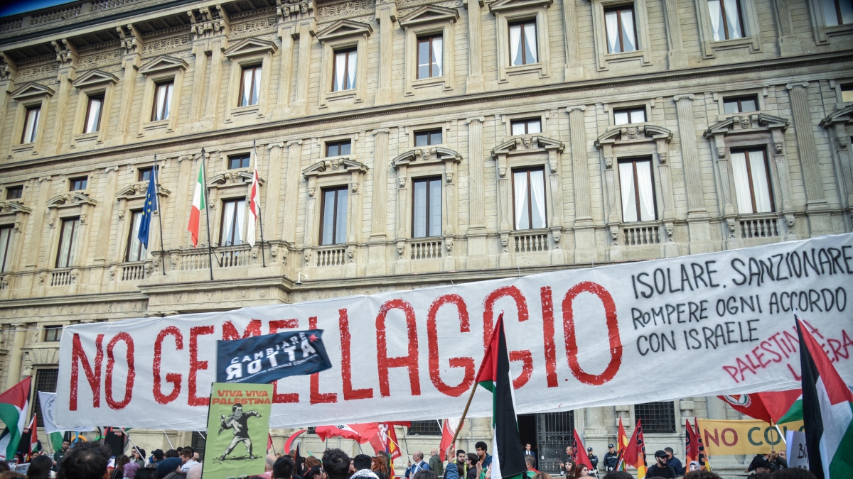 L'anti Prima della Scala di pro Pal e sindacati che inscenano «Lady Mac Melon». Contestato Sala: «A teatro con un biglietto che costa due mesi di affitto»