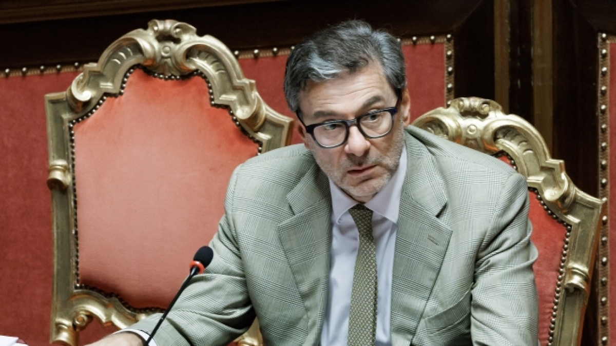 Manovra, taglio Irpef e flat tax sugli aumenti di stipendio: quanti euro in più in busta paga? Novità: Isee, pensioni, bonus mamma Manovra, taglio Irpef e flat tax sugli aumenti di stipendio: quanti euro in più in busta paga? Novità: Isee, pensioni, bonus mamma