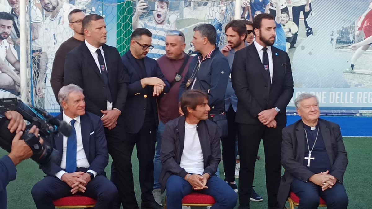 Antonio Conte ad Acerra per l'intitolazione dei locali del Centro sportivo del Duomo a Lorentini