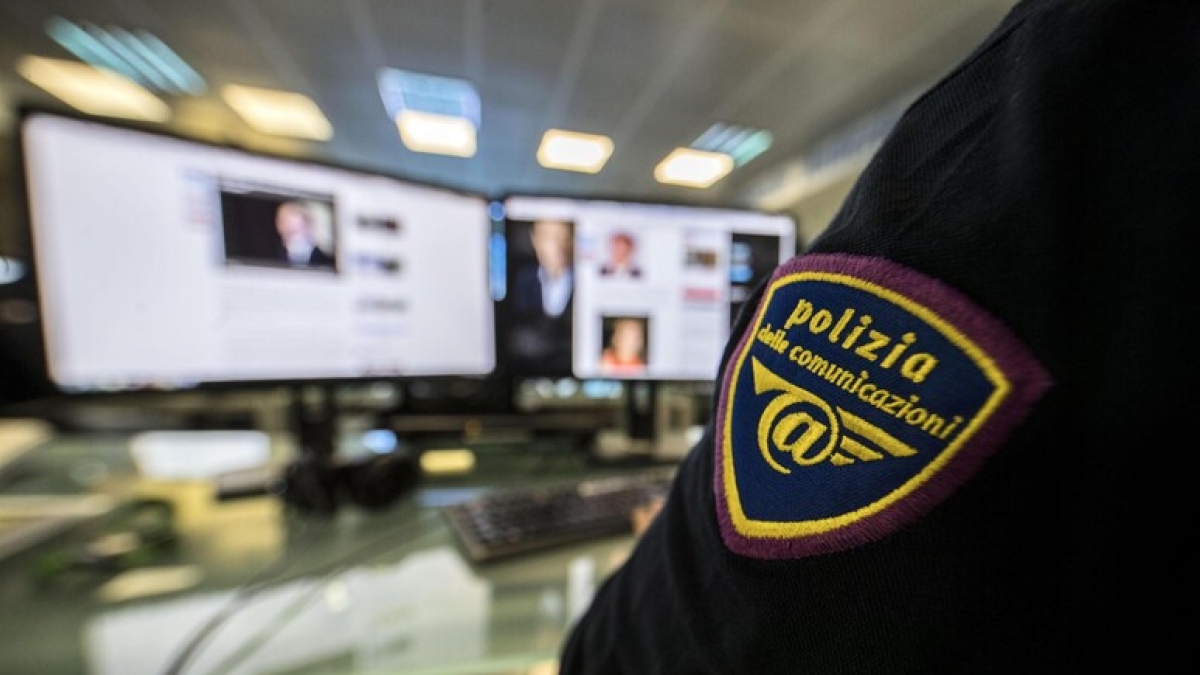 Napoli, cyberstalking e minacce per mesi attraverso dirette social: due arresti. Un influencer fugge