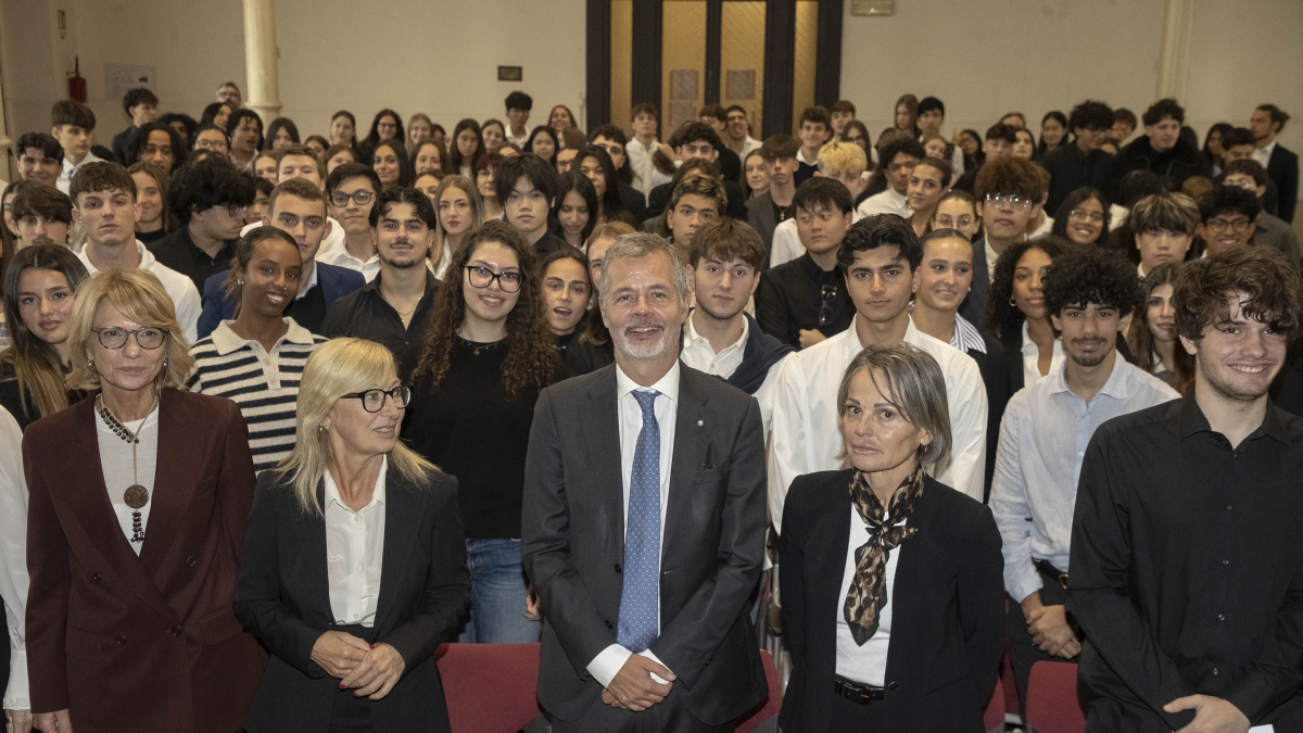 Milano, le domande scomode degli studenti al vicepresidente della Corte costituzionale: «Perché non c’è il diritto alla casa nella Carta?»