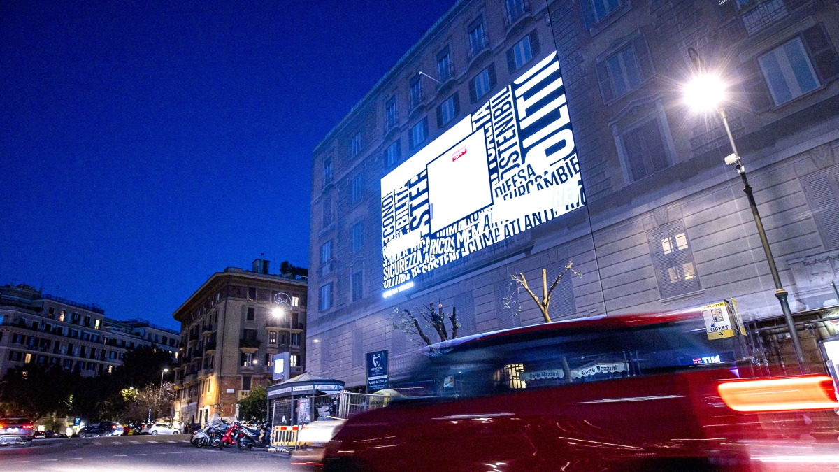 Roma, sulle pubblicità luminose adesso si cambia: «Sono troppe, vanno vietate nel sito Unesco»