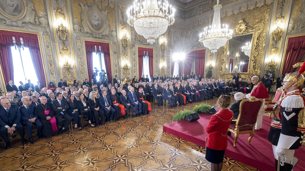 L'incontro tra Mattarella e il Papa: le battute di Zuppi, i ministri schierati. E Leone in anticipo «stressa» gli staff