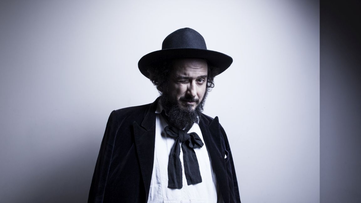 Vinicio Capossela in concerto al Conservatorio di Milano: «Con la musica tengo in vita i fantasmi di ieri e di oggi»