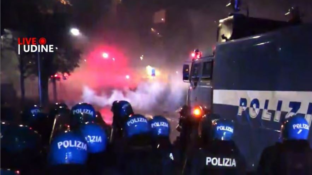 Scontri pro Pal agenti fuori dallo stadio a Udine: fumogeni, idranti e transenne controi blindati. Giornalista ferito alla testa Scontri pro Pal agenti fuori dallo stadio a Udine: fumogeni, idranti e transenne controi blindati. Giornalista ferito alla testa