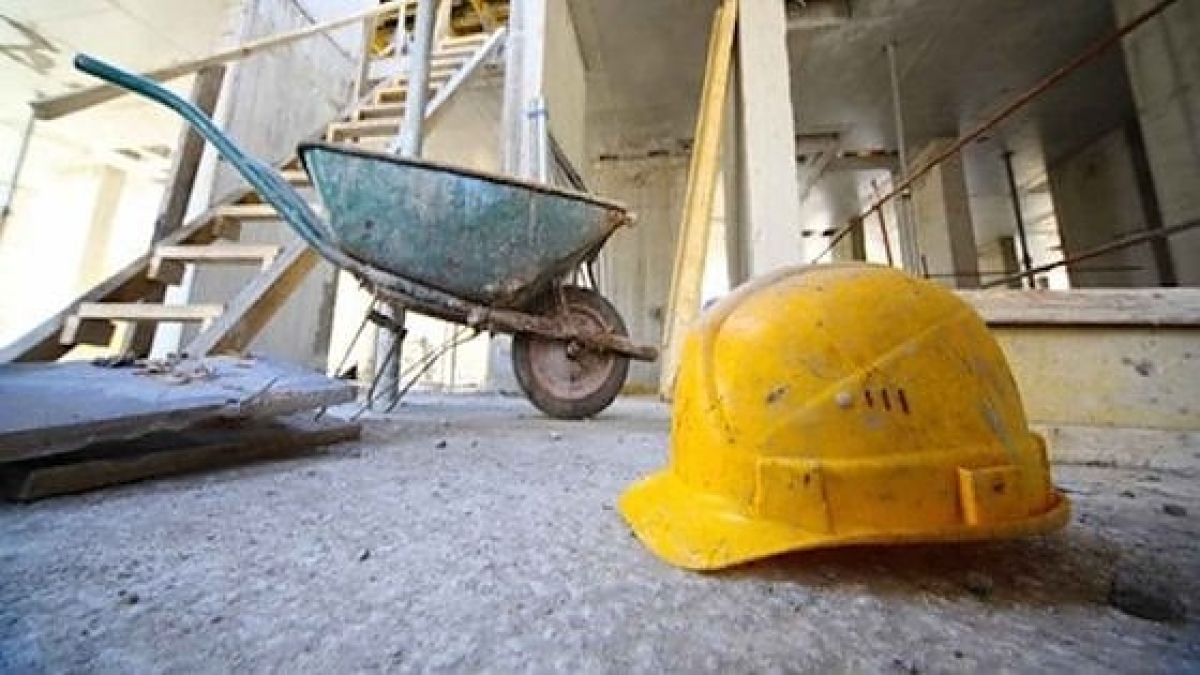 Napoli, cade da impalcatura: grave operaio di 62 anni