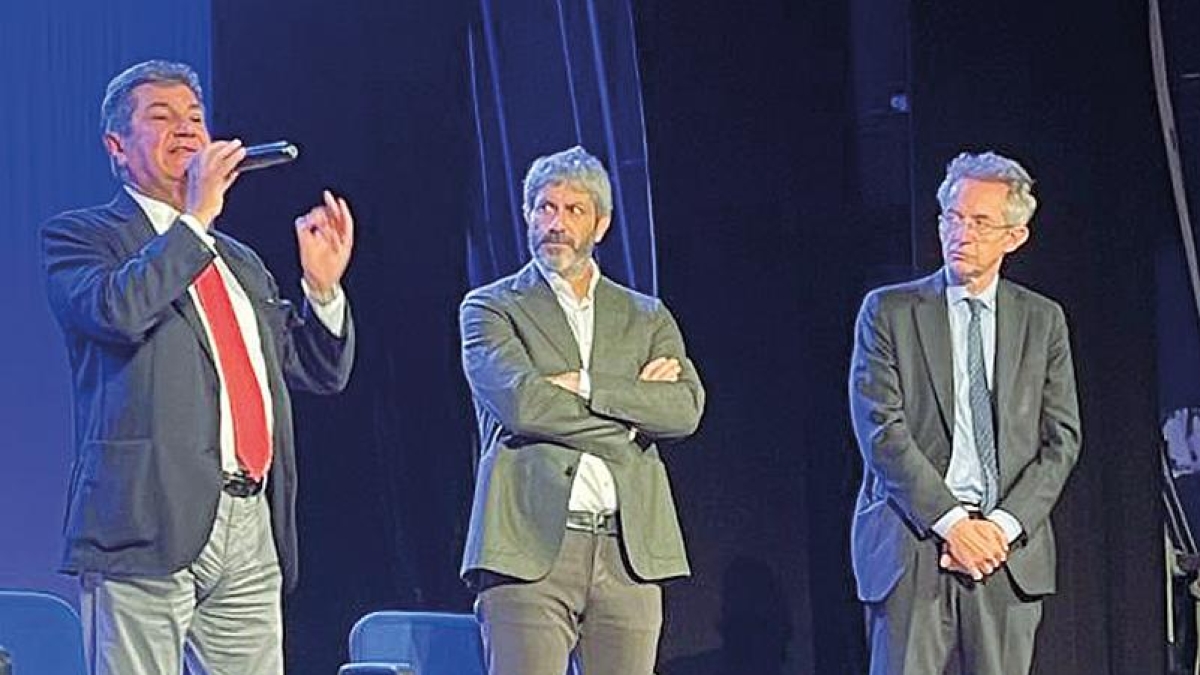 Fico va a Castellammare e rilancia funivia e spiagge. De Luca parla da sindaco