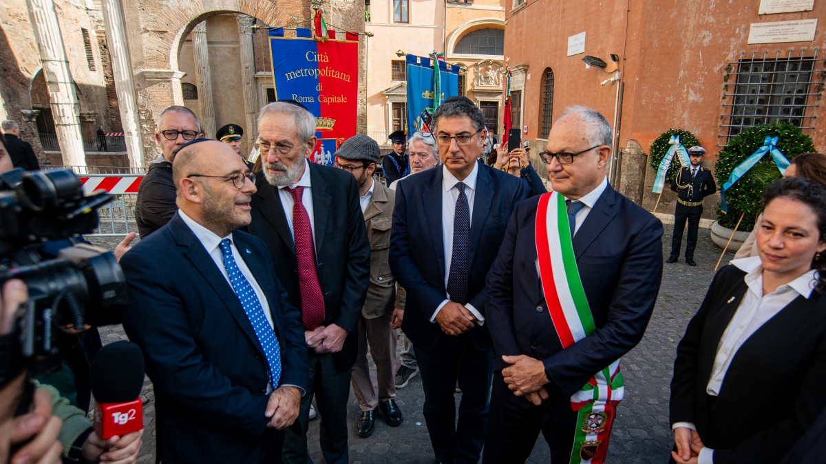 Anniversario del rastrellamento del Ghetto, alla cerimonia Gualtieri e la Comunità ebraica: «Non dimenticare mai la Shoah»