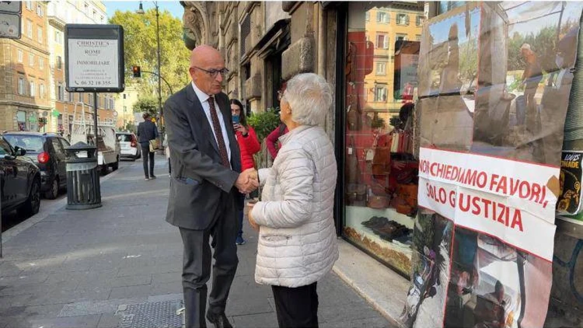 Roma, 70enne sotto sfratto si accampa in via Arenula. Il viceministro Sisto (pugliese come lei) la incontra: «Verifiche sul caso»