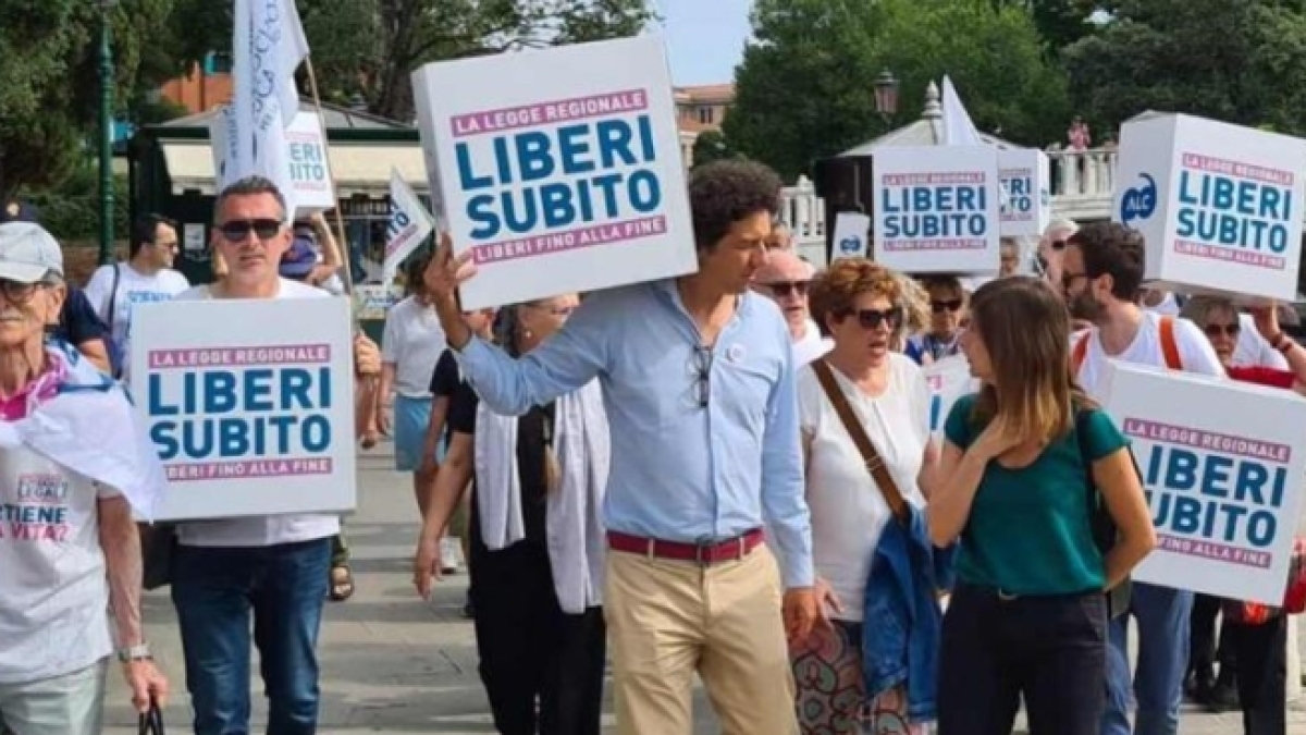 Firenze, il giudice su Libera che vuole morire ma non può farlo da sola: «C'è il dispositivo per il suicidio assistito, sia fornito dalla Asl»