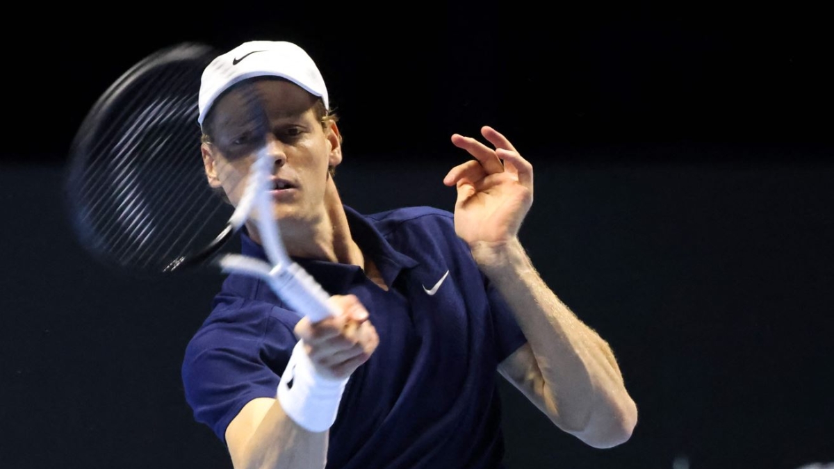 Sinner Djokovic, al Six Kings: Jannik va a servire per il match | Diretta 6 4, 5 2 Sinner Djokovic, al Six Kings: Jannik va a servire per il match | Diretta 6 4, 5 2