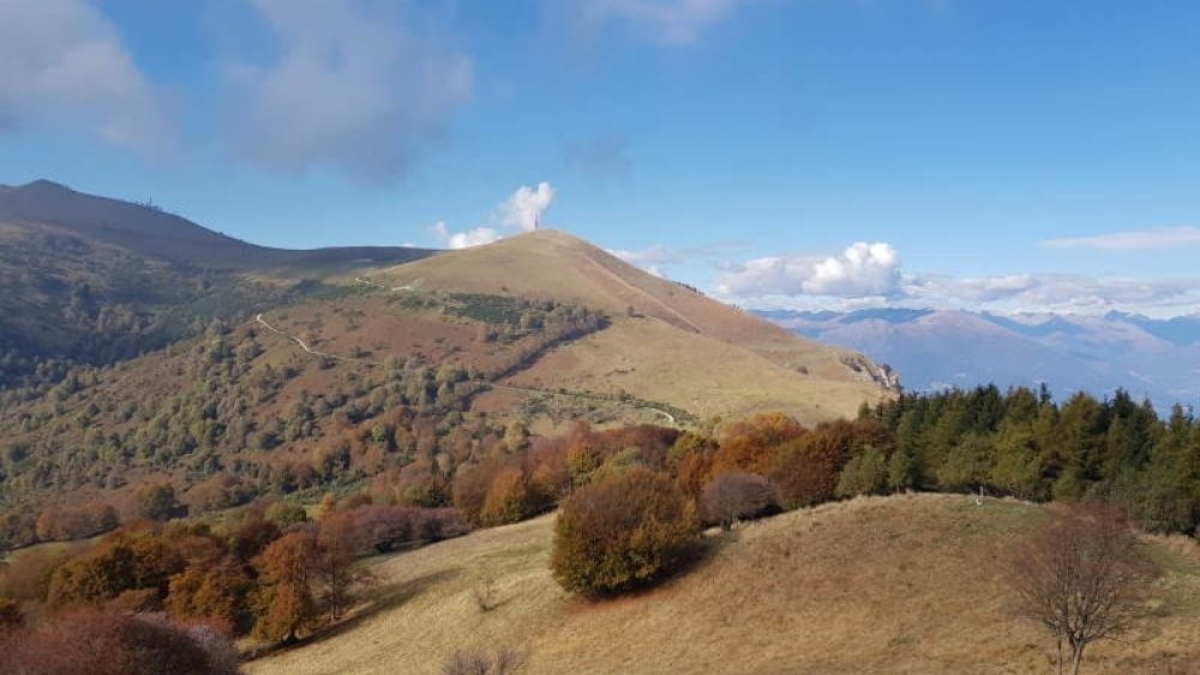 Monte San Primo, fermato il progetto del maxi impianto da sci tra i boschi (senza più neve): il no in Regione difende la natura