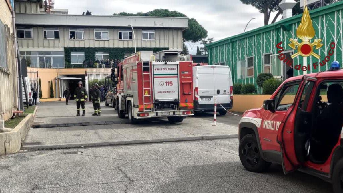 Roma, incidente in una ditta di elettronica sulla Tiburtina: un operaio morto e un ferito grave