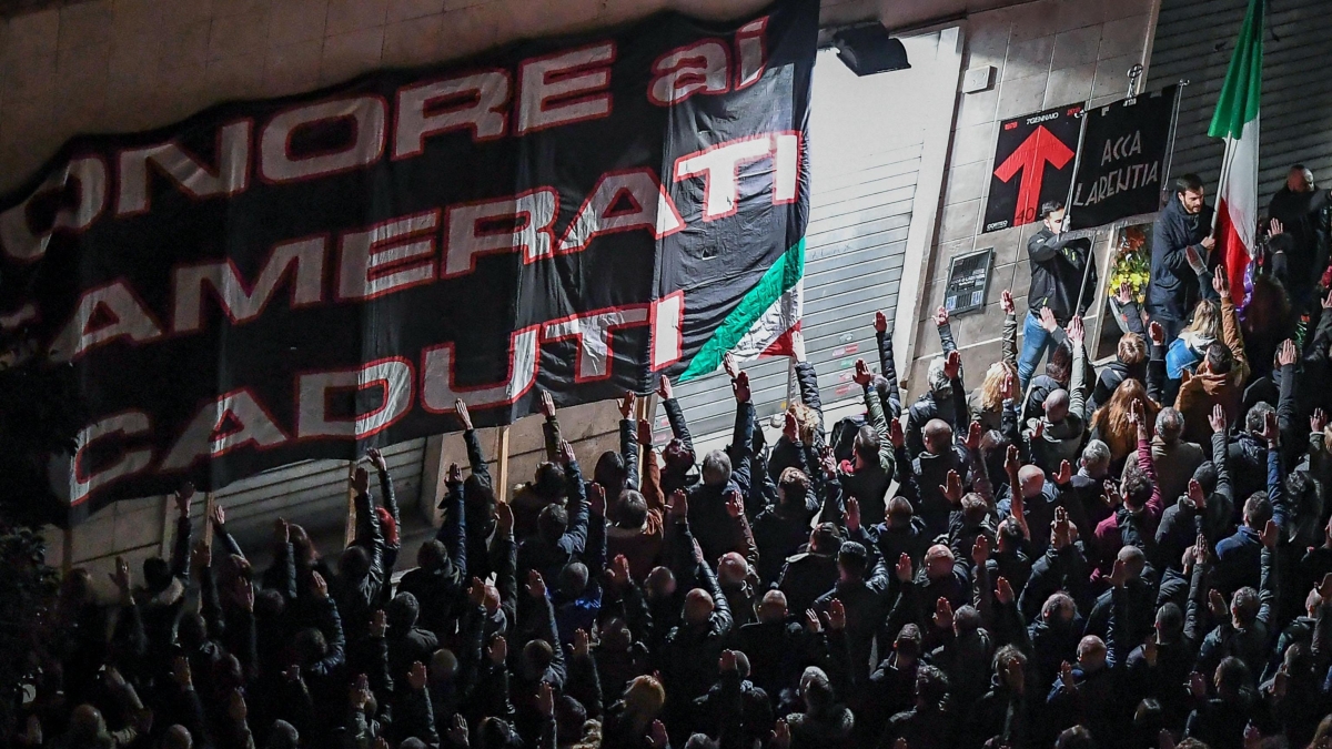 Acca Larentia, la procura di Roma chiede il processo per 30 persone per i saluti romani del gennaio 2024