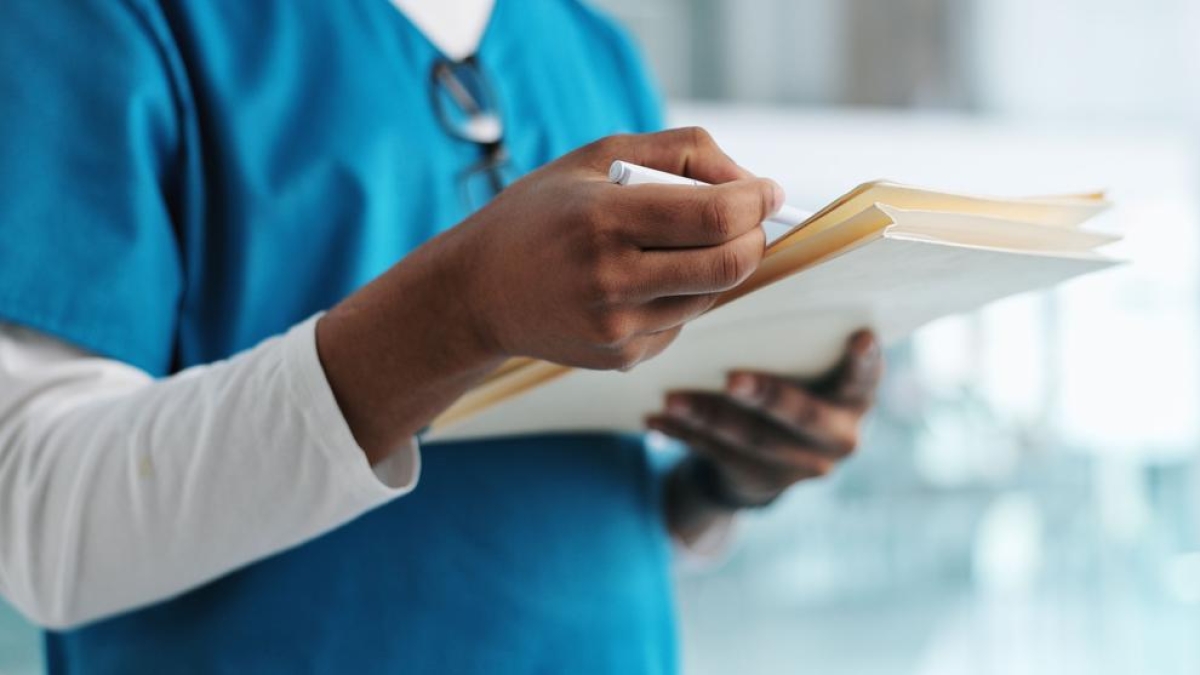 Lombardia, via libera del Pirellone all'assistente infermiere: «Ma va cambiata la denominazione»