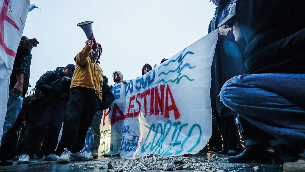 Med Dialogues, 200 manifestanti spargono pietrisco per ricordare le macerie di Gaza