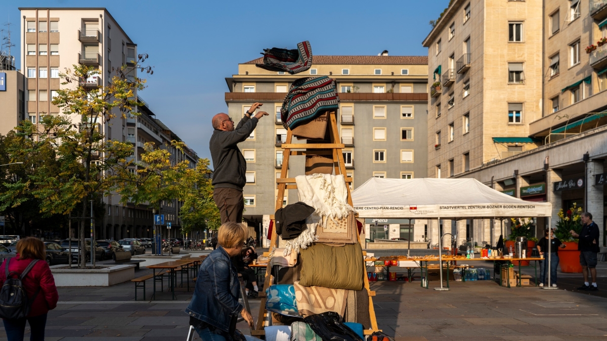 Bolzano, raccolta di coperte per i senzatetto, il Comune non concede piazza Mazzini. «Domanda presentata quando il sindaco era in ferie»