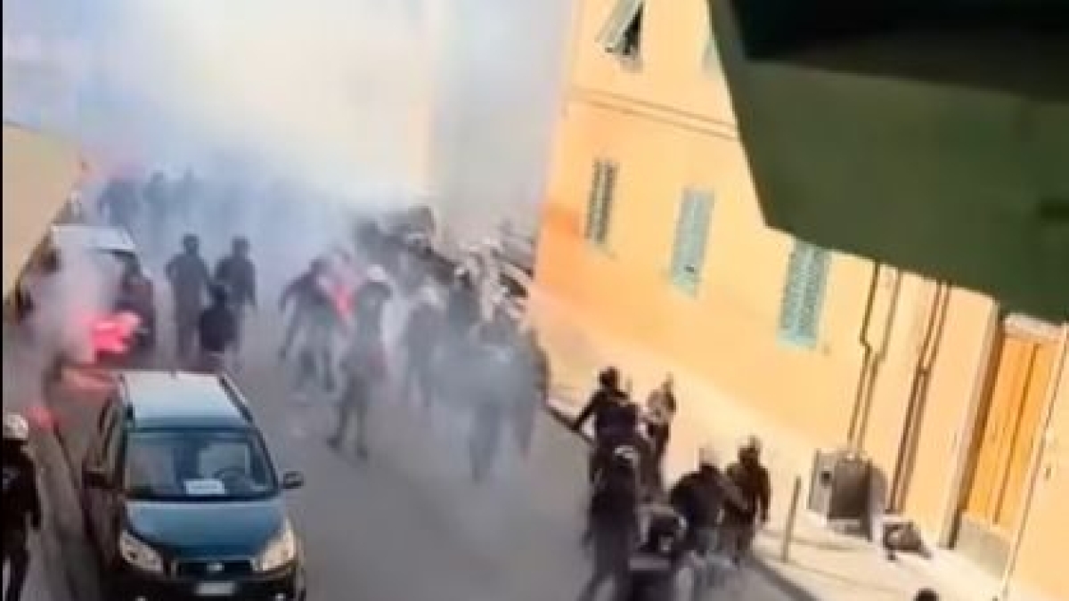 Scontri tra gli ultras del Pisa e del Verona prima della partita: bombe carta, bastoni e mazze