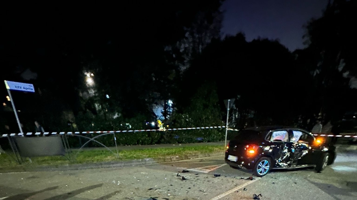 Incidente a Brugherio, moto travolta all'incrocio da un'auto: due giovani di 19 e 21 anni gravissimi in ospedale