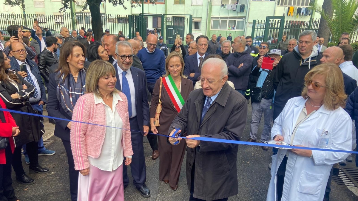 Al Parco Verde di Caivano al via il nuovo Polo sanitario. Al taglio del nastro l'abbraccio tra De Luca e don Patriciello (dopo le polemiche)