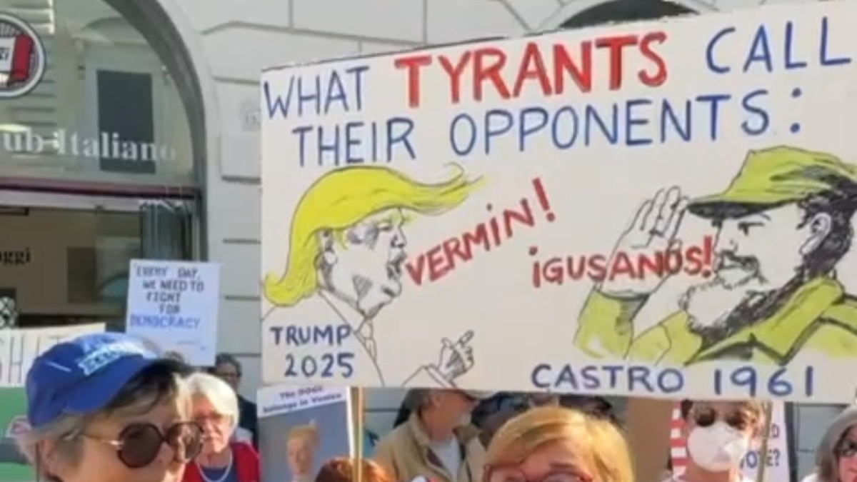 I residenti americani a Roma in piazza Santi Apostoli contro Trump: «Stop alle politiche distruttive»
