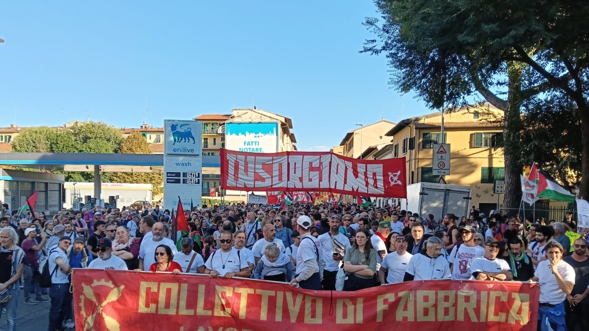 Ex Gkn, il corteo per chiedere l'avvio del consorzio: «Siamo diecimila». Tensione con la polizia all'aeroporto