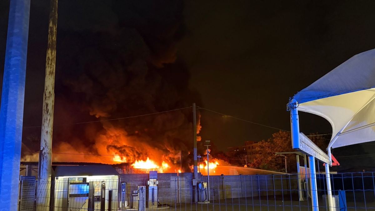 Maxi-incendio a Monza: autodemolitore in fiamme. Vigili del fuoco al lavoro tutta la notte