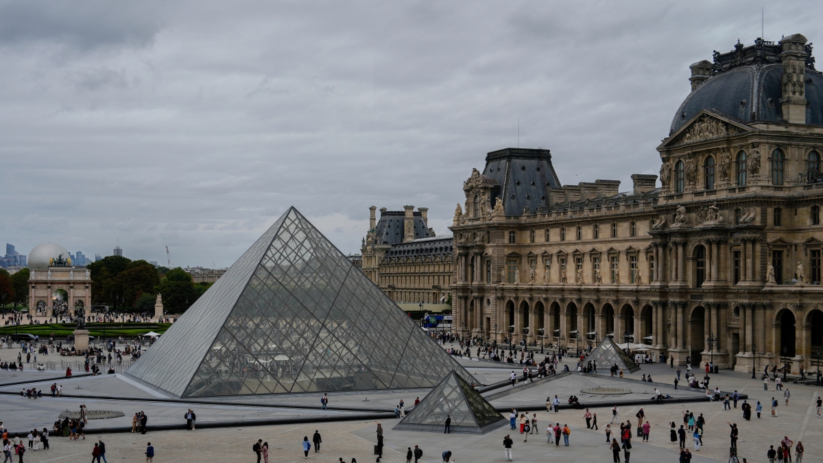 Parigi, colpo al Louvre in pieno giorno: finestre rotte e un montacarichi. «Rubati gioielli di Napoleone. I ladri via in scooter» Parigi, colpo al Louvre in pieno giorno: finestre rotte e un montacarichi. «Rubati gioielli di Napoleone. I ladri via in scooter»