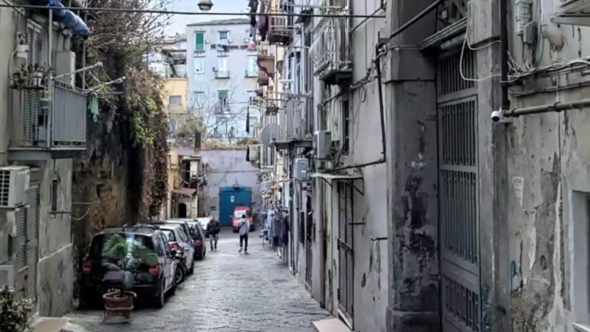 Napoli, incendio in appartamento nel centro storico: trovato senza vita un uomo di 64 anni