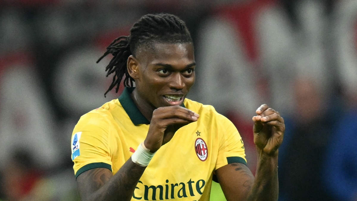 Leao ribalta la Fiorentina ed è primo in classifica. Il rigore decisivo fa infuriare i viola |Pioli: Così si invita a simulare Leao ribalta la Fiorentina ed è primo in classifica. Il rigore decisivo fa infuriare i viola |Pioli: Così si invita a simulare