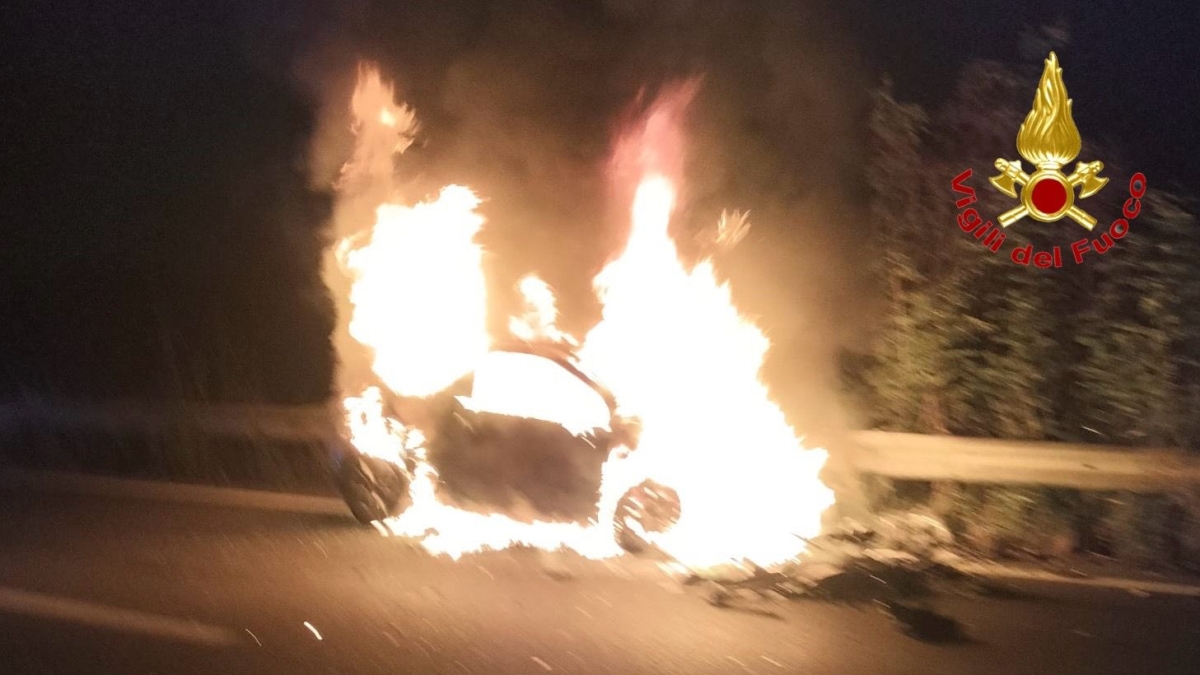Incidente a Carpiano, automobilista di 27 anni estratto dall'auto in fiamme da un pompiere volontario di passaggio
