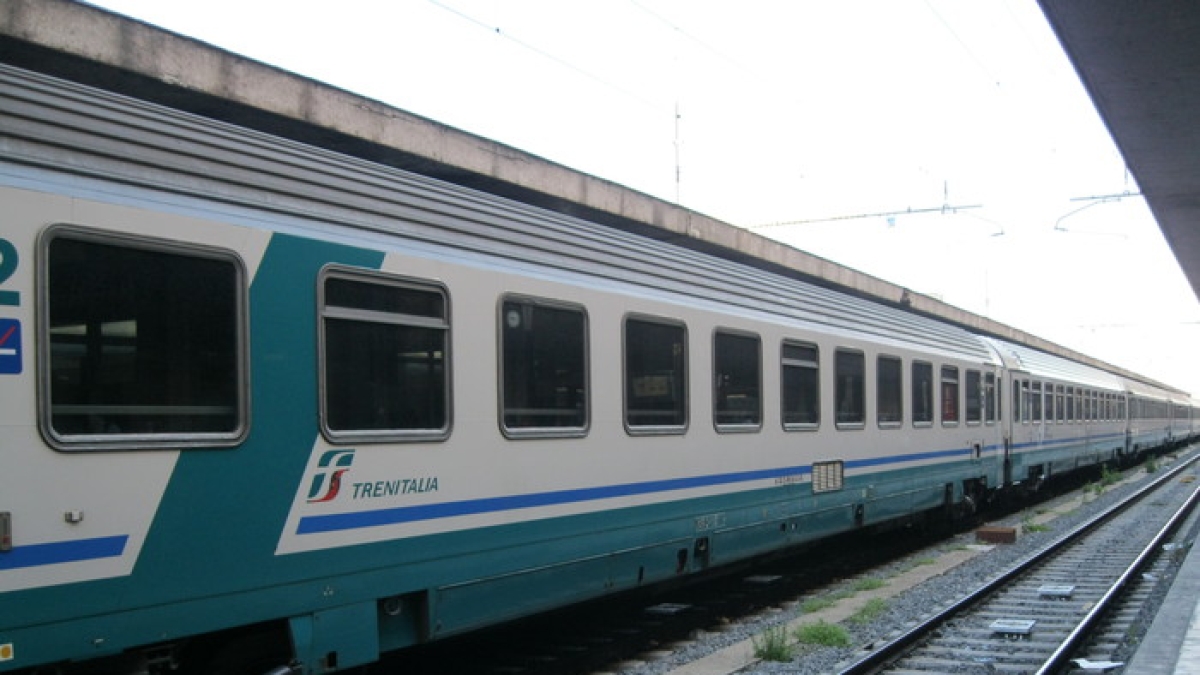Novara, treno investe tre giovani. Un morto e due feriti. Interrotta la linea Milano Torino Novara, treno investe tre giovani. Un morto e due feriti. Interrotta la linea Milano Torino