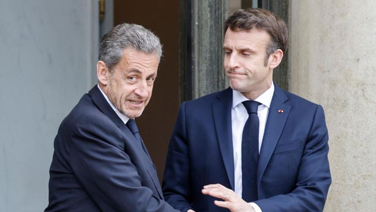 sarkozy entra in carcere l isolamento un ora d aria al giorno coltello a punta tonda e sciarpa di un metro al massimo
