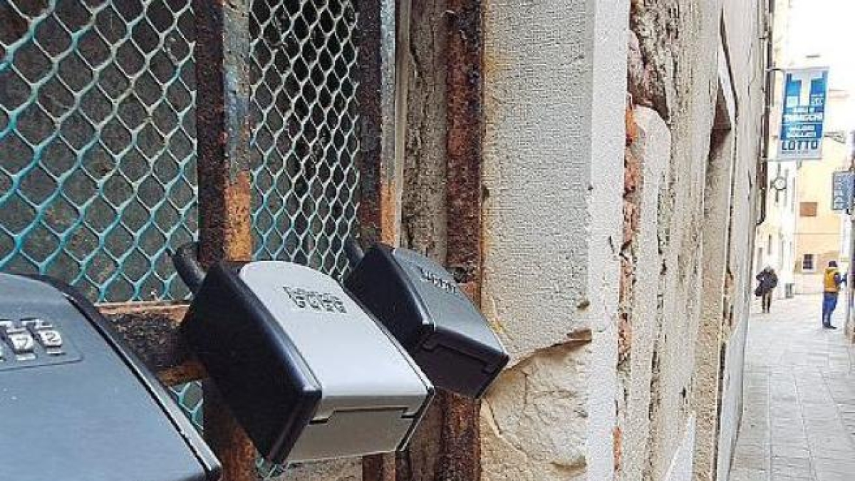 Milano, ore contate per le «keybox» degli affitti brevi: fuorilegge da giovedì, poi arriverà la multa di 400 euro