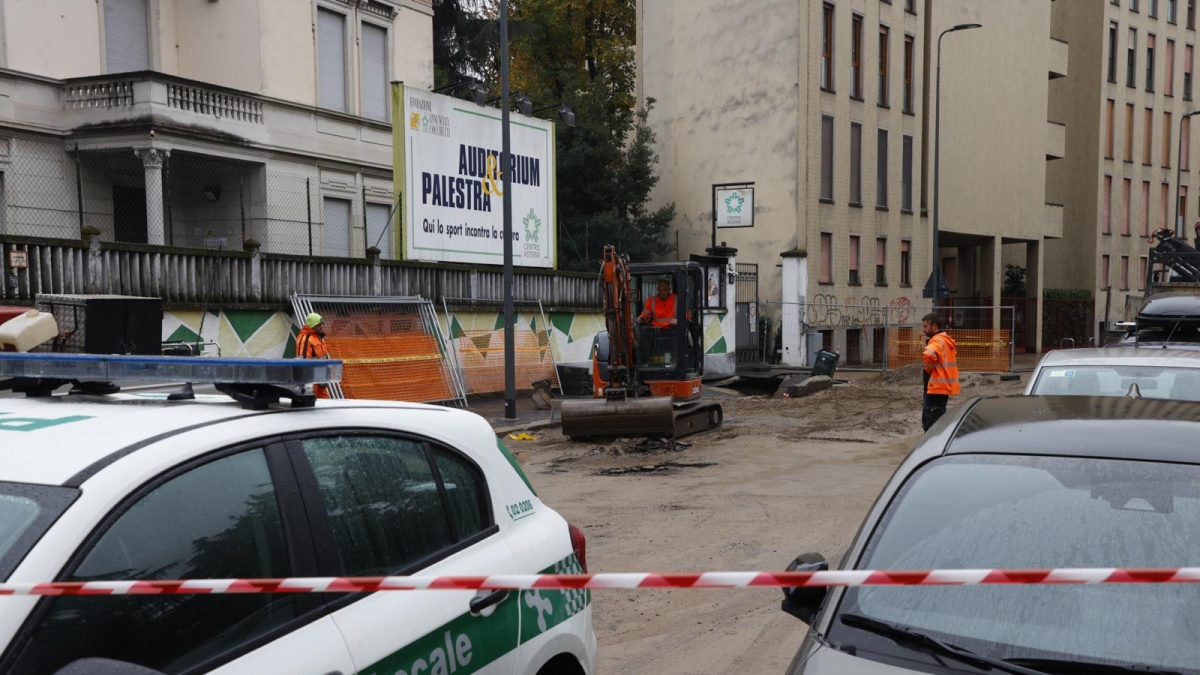 Milano, scoppia una tubatura dell'acqua nella notte: voragine e allagamento al quartiere Stadera, tra piazza Carrara e viale Giovanni da Cermenate