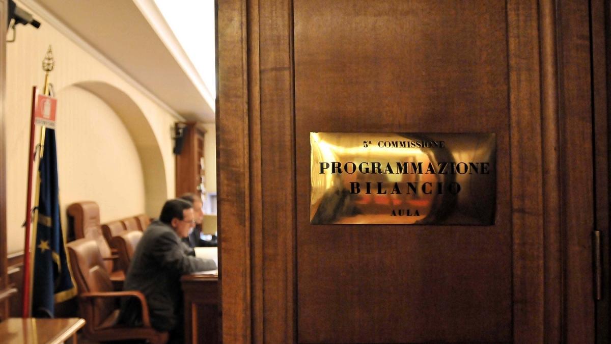 Manovra «bollinata», cosa è cambiato rispetto alla bozza: Irpef al 33%, rivisto l’aumento sugli affitti brevi, ritocchi su banche e cinema Il pdf