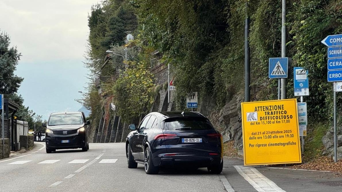 «Il Diavolo veste Prada 2», le riprese si spostano a Como: bloccata a ripetizione la statale Regina, tra Brienno e Argegno