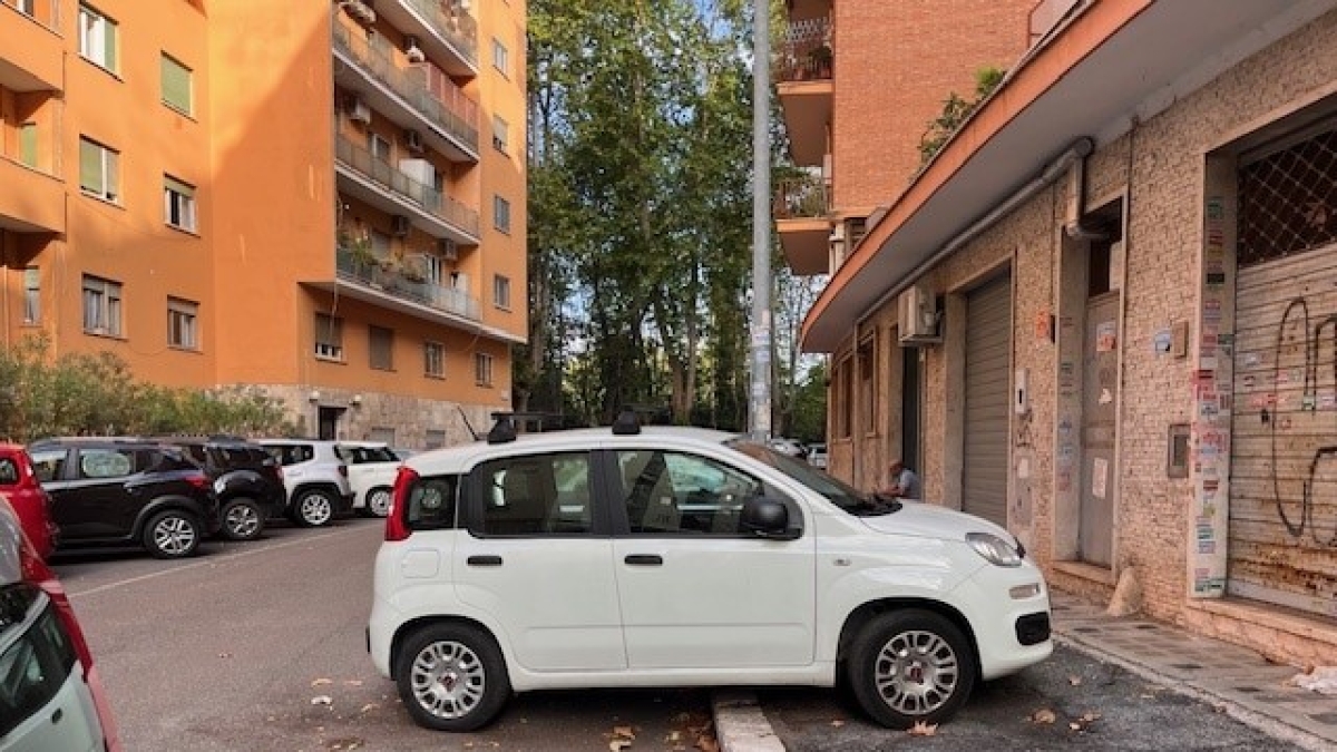 Montesacro: le auto in sosta sui marciapiedi, i disagi e i rischi per i disabili e la resa della Polizia locale (che non interviene)
