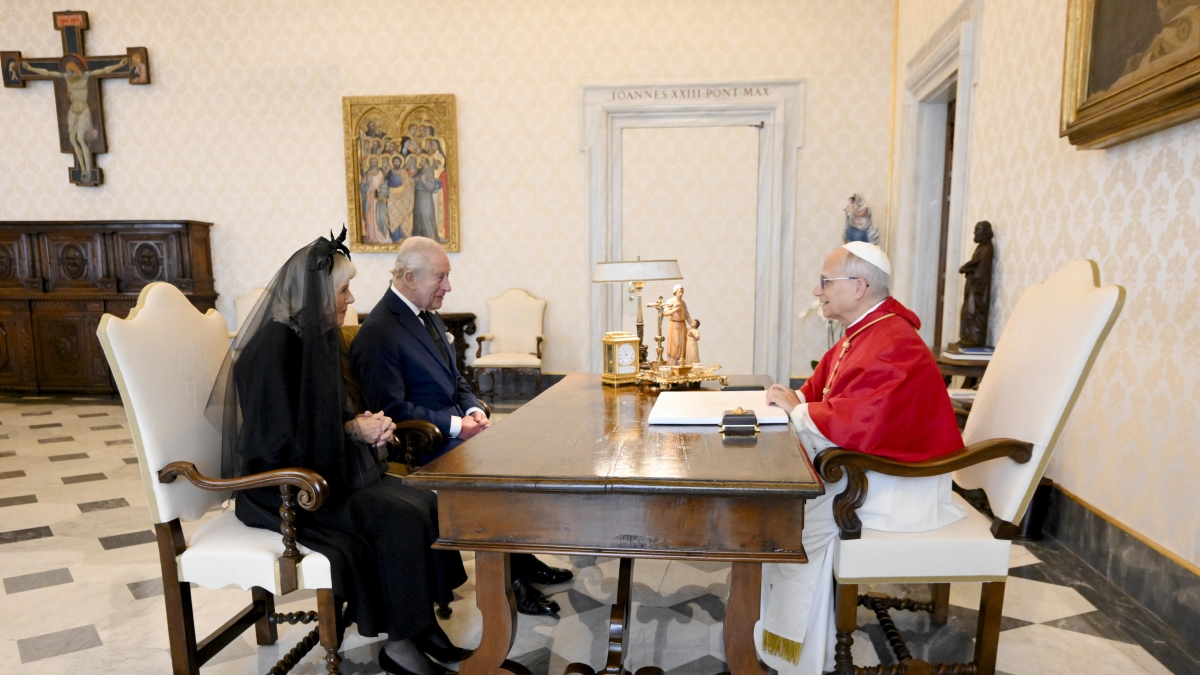 Re Carlo e Camilla da papa Leone, la preghiera insieme nella Cappella Sistina e la nomina a «Confratel»: «Giornata storica» 