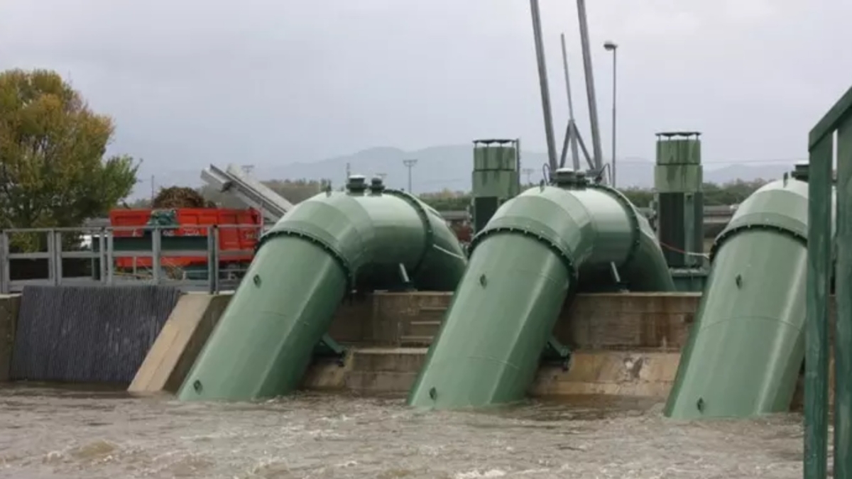 Maltempo in Toscana, allerta arancione: sale lago di Massaciuccoli, attivato impianto idrovoro. In Lunigiana salvato un operaio vicino a un torrente