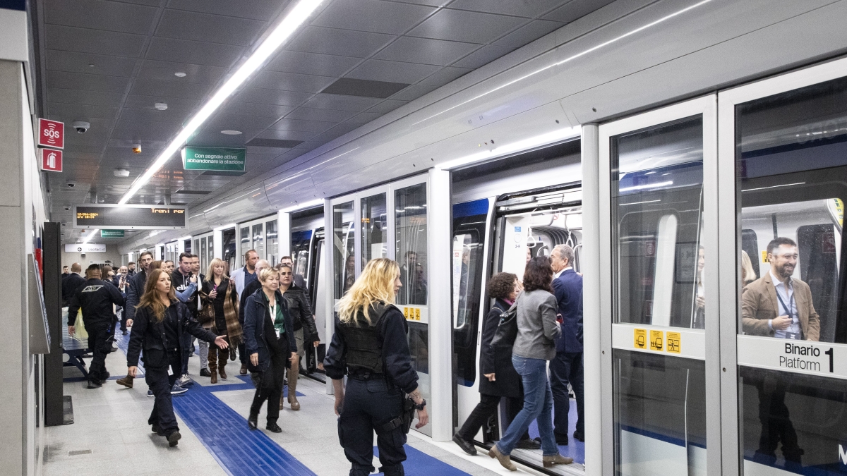 Milano, M4 sospesa per un «guasto agli impianti»: i treni ripartono dopo un'ora. Corse rallentate sulla «Gialla»
