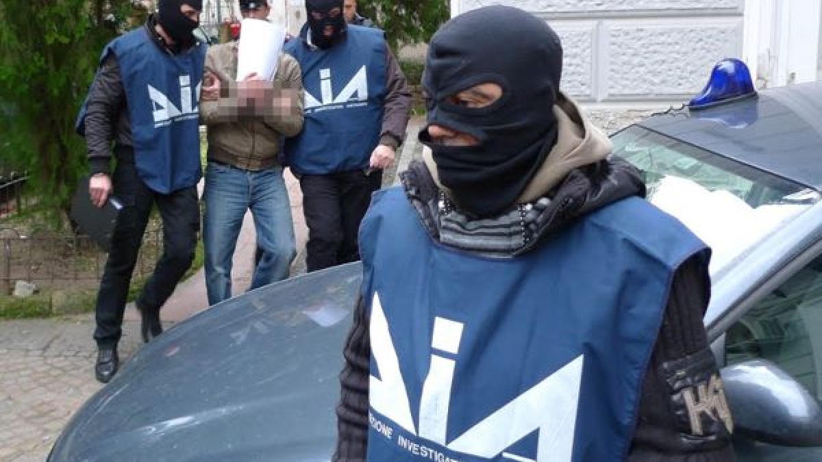 Blitz antimafia in Irpinia, imprenditori nella morsa di tre clan: sei fermati davanti al Gip, due irreperibili
