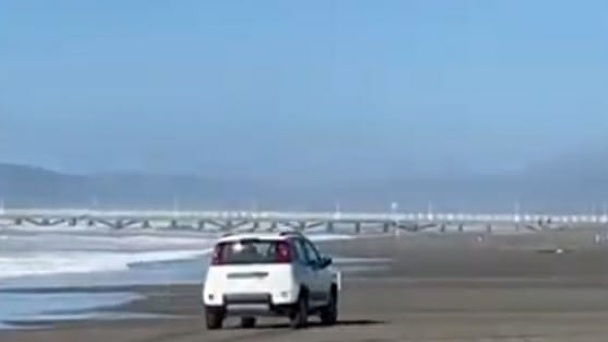 Forte dei Marmi, la nipotina vuole vedere le onde, il nonno la porta con l'auto in riva al mare e si impantana: mille euro di multa
