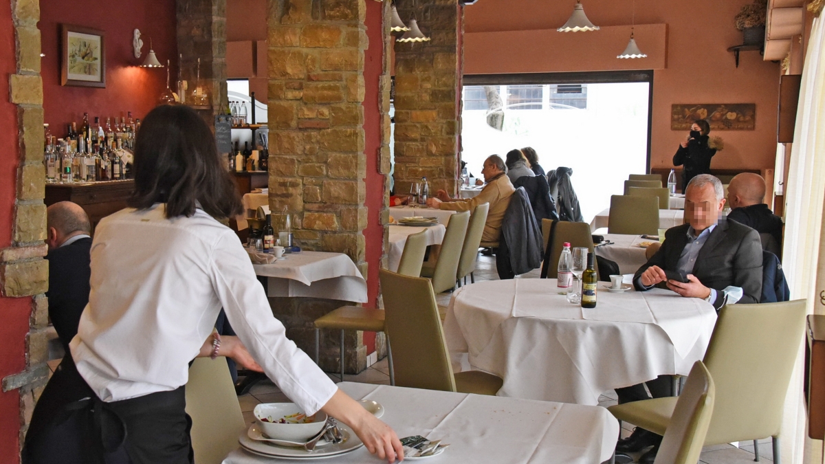 «Doppio turno» al ristorante, la pratica milanese di mangiare con il conto alla rovescia (con un occhio al piatto e uno all’orologio)