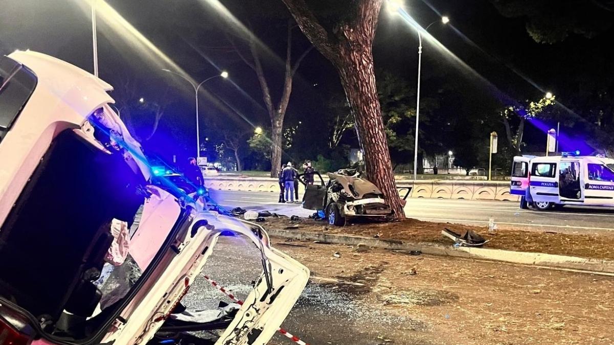 Roma, folle gara di velocità su via Cristoforo Colombo: scontro fra auto, una ventenne morta e tre feriti