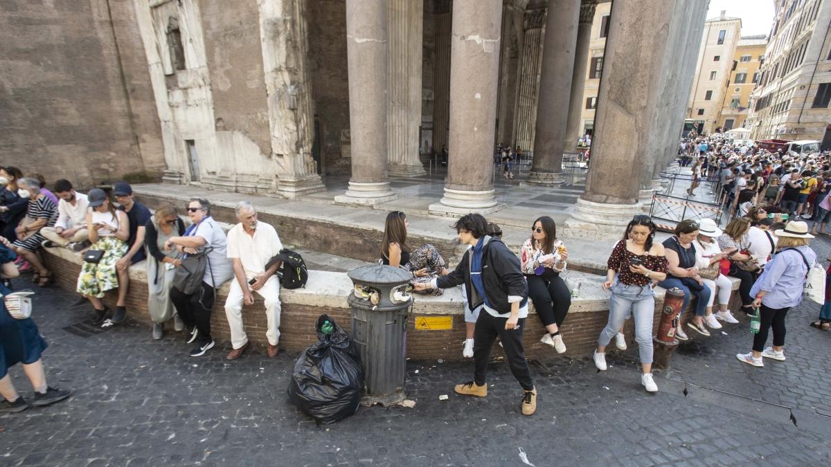 roma turista giapponese 70enne precipita dal muro del pantheon e muore da Xml2.corriere.it roma turista giapponese 70enne precipita dal muro del pantheon e muore